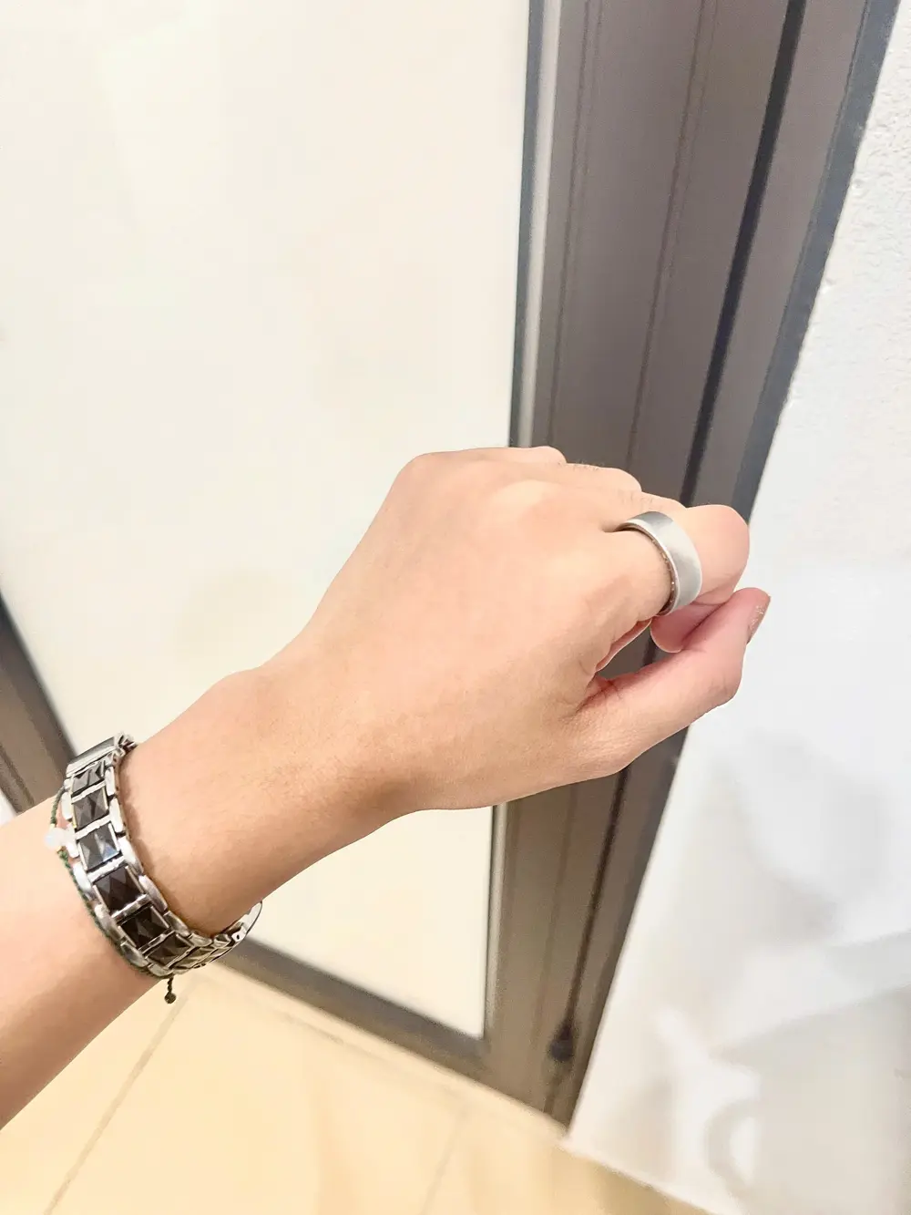 Nhẫn màu bạc trên tay